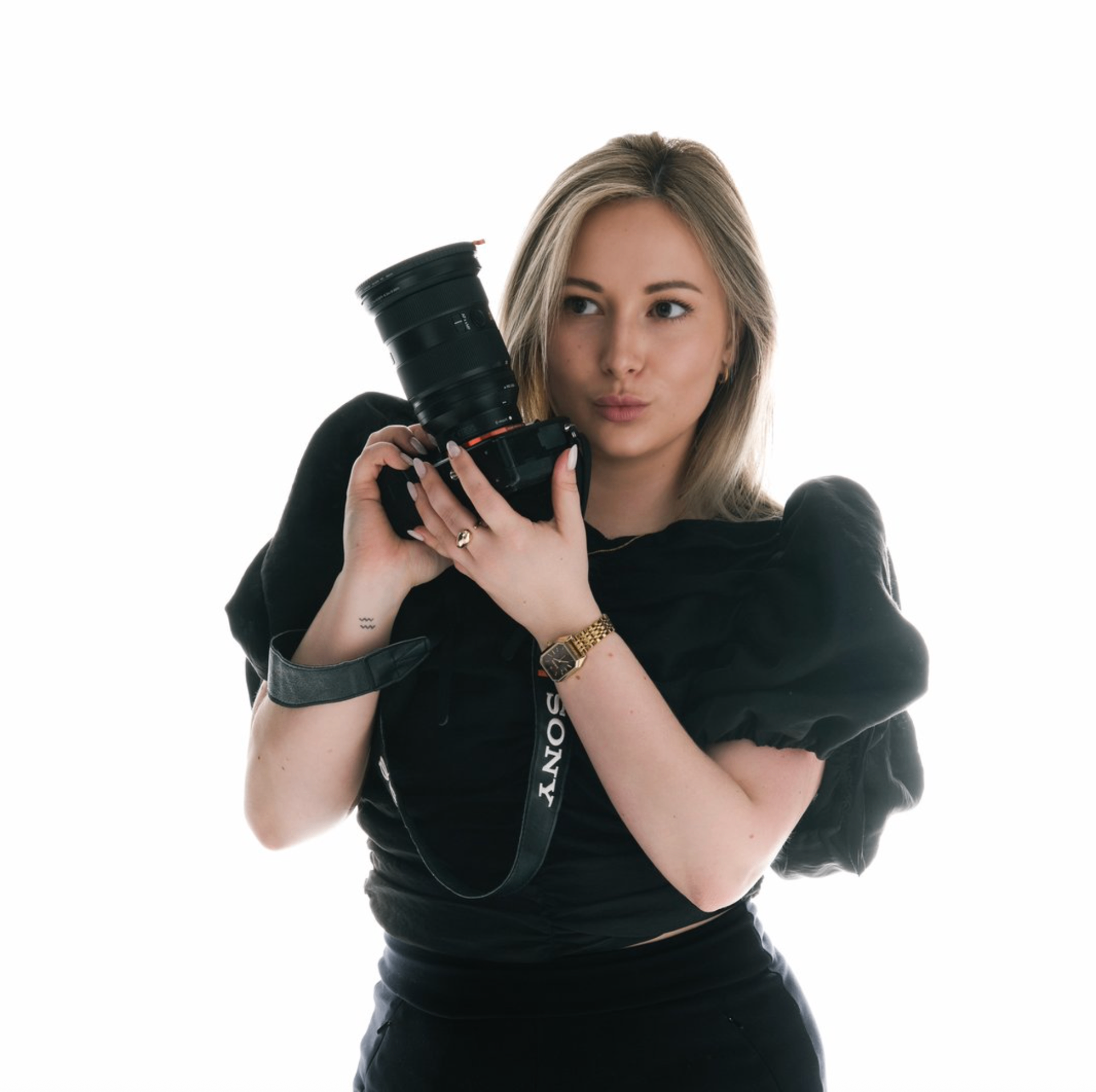 Tania Volo, photographer, holding her Sony camera